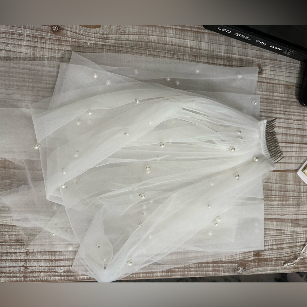 Elegant Pearl-Embellished White Hair Veil